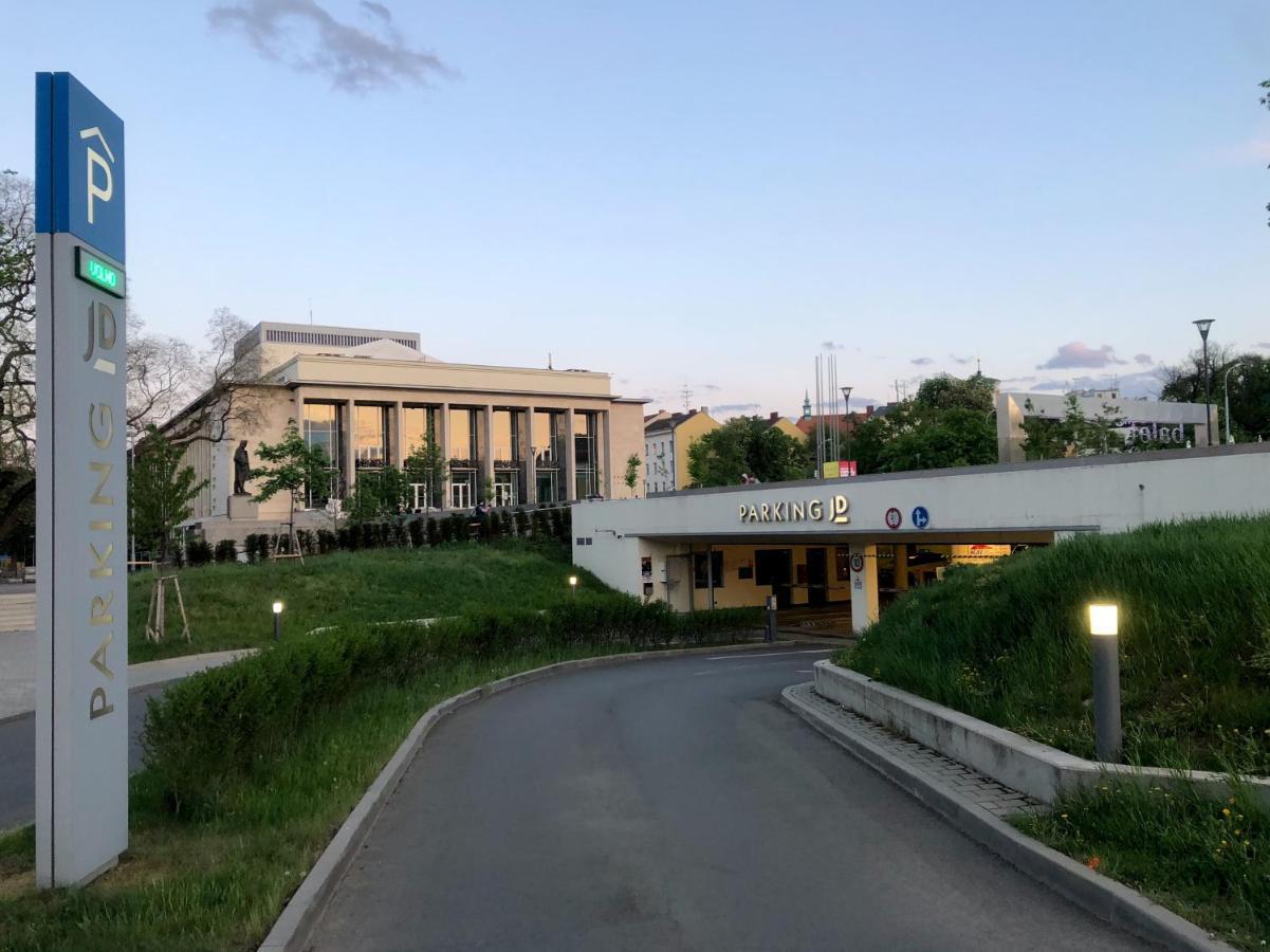 Brno Center Whirlpool Apartment מראה חיצוני תמונה